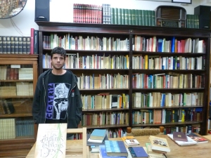 Jordi Duarte a la llibreria Taifa. Des dels 18 anys ja va tenir clar que volia ser llibreter. Fotografia: Carla Genís